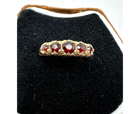 9ct gold garnet five stone ring (2.2g) 