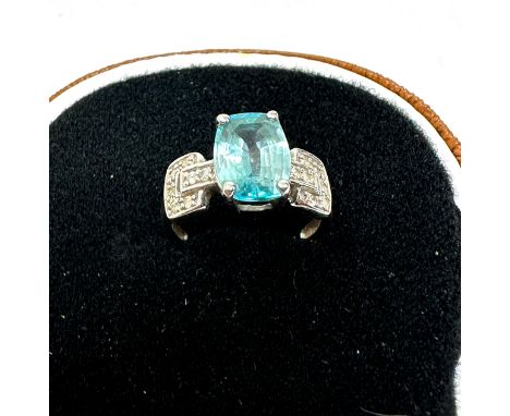 9ct white gold blue topaz single stone ring with diamond shoulders (2.9g) 