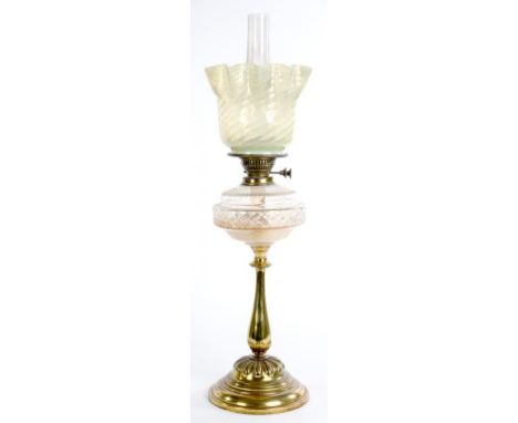 AN EDWARD VII BRASS OIL LAMP OF BALUSTER FORM WITH CUT GLASS FOUNT AND A CONTEMPORARY EARLY 20TH C SEMI-OPALESCENT GLASS SHAD
