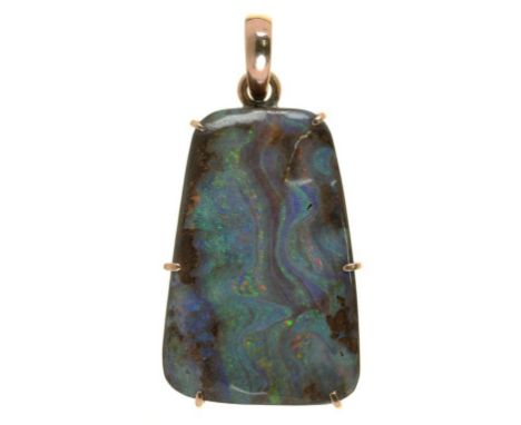 A BOULDER OPAL PENDANT IN GOLD, UNMARKED, 40MM, 11.9G