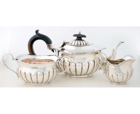 AN EDWARD VII SILVER BACHELOR'S TEA SERVICE, TEAPOT 11CM H, CHESTER 1901, 15OZS 10DWTS 