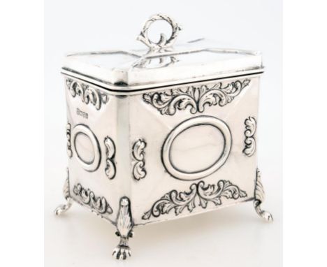 AN EDWARD VII SILVER TEA CADDY OR PLAYING CARD BOX, EACH SIDE EMBOSSED WITH FOLIAGE AND AN OVAL, 11CM H, CHESTER 1907, 7OZS