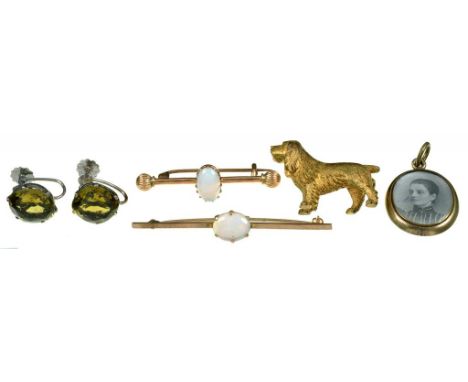 AN OPAL SET BROOCH IN GOLD, MARKED 15CT, 1.5G, AN OPAL SET BROOCH IN GOLD, MARKED 9CT, 2.3G, A PAIR OF PERIDOT SET EARRINGS I