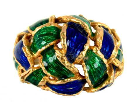 A BLUE AND GREEN GUILLOCHE ENAMEL AND 18CT GOLD RING OF KNOT DESIGN, 16.3G, SIZE N