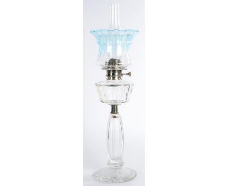 AN EDWARD VII CUT GLASS OIL LAMP WITH PLATED METAL BURNER AND A BLUE AND CLEAR GLASS SHADE, 61CM H EXCLUDING CHIMNEY
