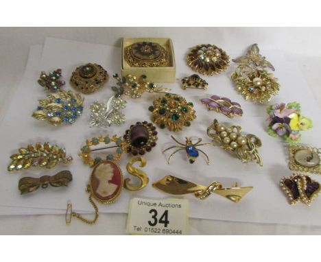 Approximately 24 various vintage brooches.