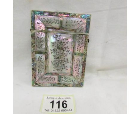 A mother of pearl bird inlaid card case. ****Condition report**** It has mild lifting of a piece on the top of the base part 