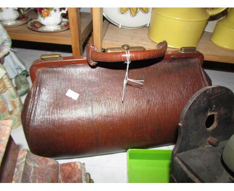 A vintage Gladstone bag. ****Condition report**** Approximate length 40cmApproximate width 20.25cmApproximate height 21cm
