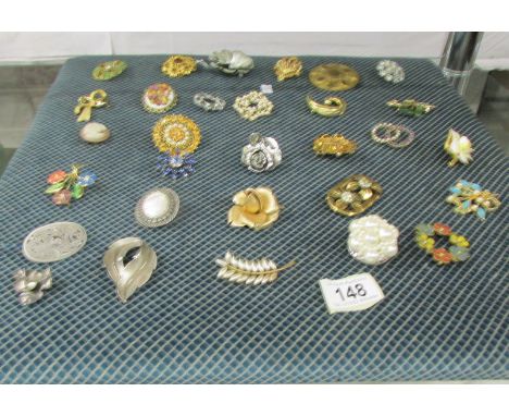 31 vintage brooches (display pad not included).