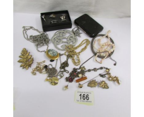 A quantity of jewellery including silver ring, brooches and other vintage items.