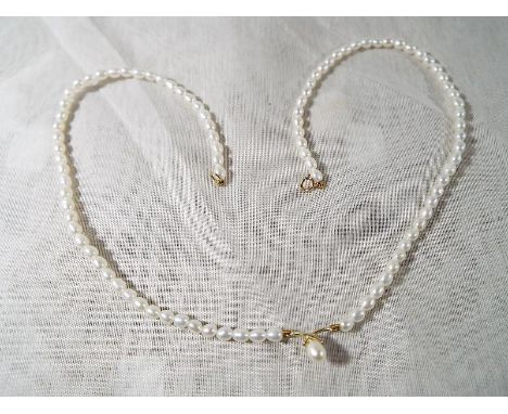 A lady's 9ct gold and pearl necklace 41cm (l)  