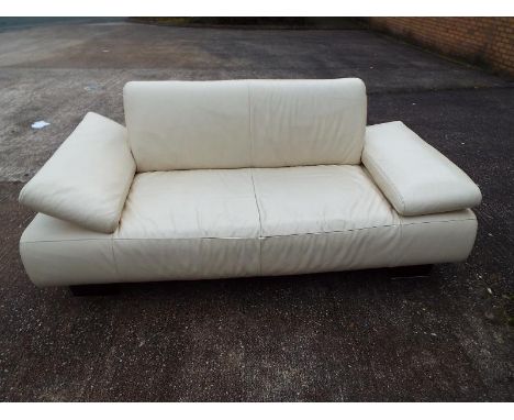 A modern good quality leather sofa with adjustable side arms 85 cm (h) x 188 cm (w) x 85 cm (d) PLEASE NOTE THAT LOTS 601 TO 