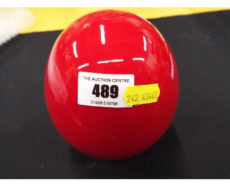 A modern deep red glass lamp in the shape of an egg, approx 14cm (h) 