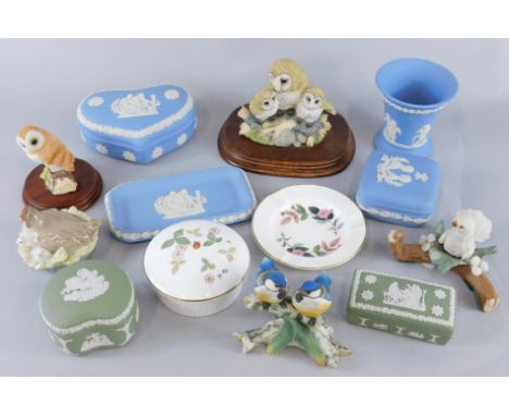 Miscellaneous ceramic items, to include a Nao model of a hen with chicks, Wedgwood Jasperware, Wild Strawberry pattern box an