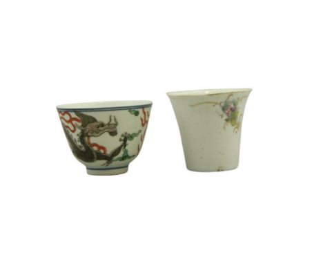 with a five claw dragon design, bearing a four character Kangxi mark to base, together with another tea bowl