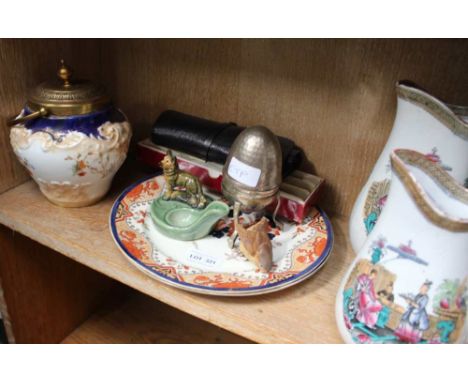 A SHELF FULL OF COLLECTABLE AND DOMESTIC ITEMS VARIOUS, to include pottery and metalwares 