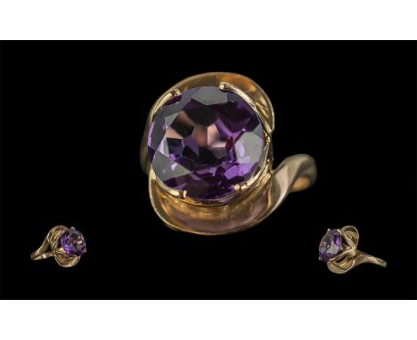 Ladies 14ct Gold Superb Single Stone Star - Amethyst Set Ring. c.1970's. Marked 14ct to Shank. The Large Round Faceted Star A