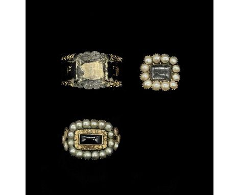 A George IV yellow metal seed pearl mourning ring, with central dark blue cabochon within the framework of pearls and inscrib