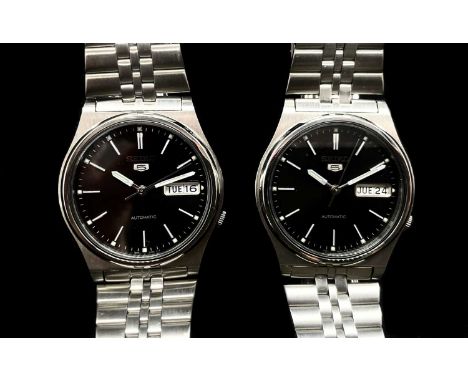SEIKO; two gentleman's vintage '5' automatic wristwatches, each identical with baton markers and day/date apertures to the bl