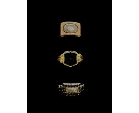 A George IV rose gold coloured jet set mourning ring, inscribed 'Ann Adams ob. 17. Mar 1821 oe. 54', size P, a rose gold colo