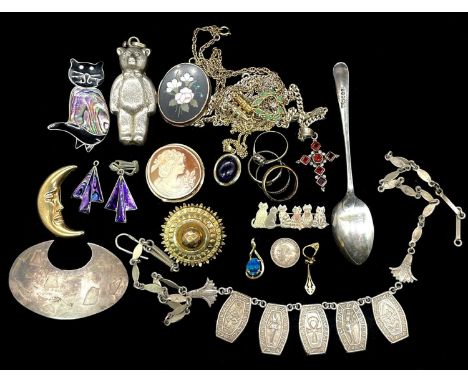 A group of 9ct gold and yellow metal jewellery including a circular target brooch, circular cameo brooch, a pietra dura oval 