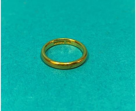 A 22 carat hallmarked gold wedding ring, 5.1 gm 