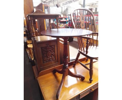 A Georgian mahogany pillar wine table. 