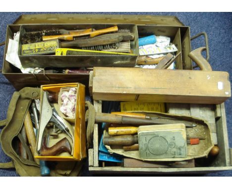 A quantity of various tools including a boxed Stanley No 4 plane:, also several wooden cased tap and die sets etc ( a lot)