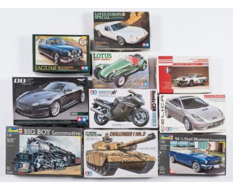 Tamiya, Burago, Gunze Sangyo and others: a collection of plastic motor car, motorcycle and tank construction kits, various sc