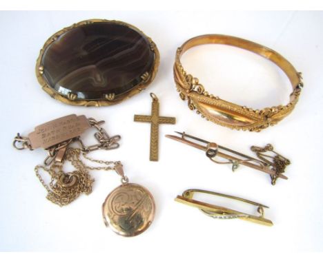 A mixed lot to include a 9ct ornate bangle, an agate brooch in yellow metal mount and a small amount of sundry gold items, 48