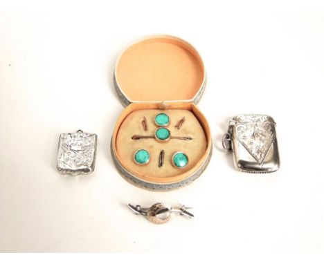 An interesting mixed lot to include a small Edwardian silver vesta case, silver vinaigrette, silver and rose gold brooch and 