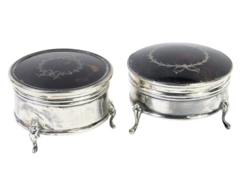 A George V tortoiseshell and silver pique trinket box, the lid inlaid with a silver bow and floral garland decoration, enclos