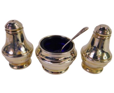 An Elizabeth II silver three piece condiment set, with spoon, cased, Birmingham 1993, 2.80oz all in.