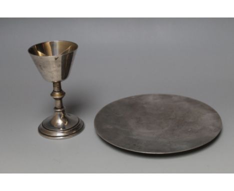 A HALLMARKED SILVER CHALIC AND PATEN BY A R MOWBRAY CO LTD - LONDON, the chalice appears to be of the travelling type, small 