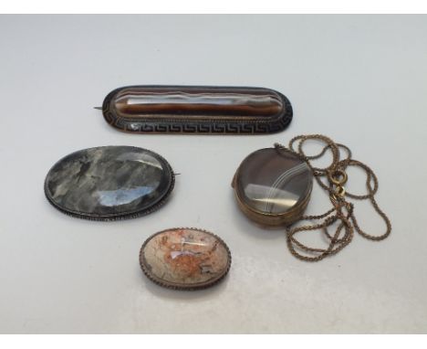 AN EARLY 20TH CENTURY BANDED AGATE BAR BROOCH, gilt setting with enamel Greek key decoration, L 7.5 cm, together with a gilt 