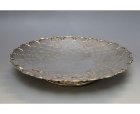 A HALLMARKED SILVER FOOTED CAKE DISH - BY MAPPIN &amp; WEBB - SHEFFIELD 1963, having a pleasing concentric fish scale design 