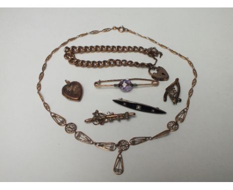 A SELECTION OF VINTAGE JEWELLERY, to include a sterling silver enamel brooch set with three seed pearls, and a 9ct gold bar b