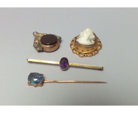 A 9CT GOLD AND AMETHYST BAR BROOCH / TIE PIN, together with a 9ct gold set cameo pendant, a hallmarked gold swivel fob and a 