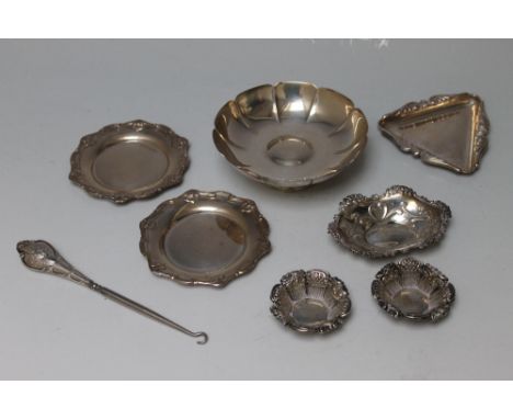 A COLLECTION OF HALLMARKED SILVER TO INCLUDE A BON BON DISH - BIRMINGHAM 1977, together with a pair of pin dishes, a pair of 