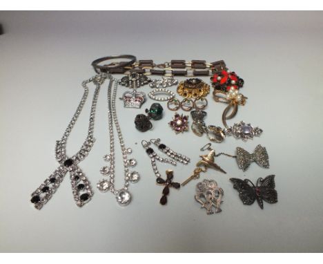 A COLLECTION OF VINTAGE COSTUME JEWELLERY, to include a selection of brooches and necklaces, a hallmarked silver bangle, and 