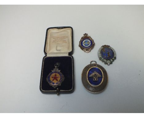 A HALLMARKED SILVER AND ENAMEL MASONIC PENDANT ATTRIBUTED TO JOSEPH A LOVESAY 1959 - LODGE 1839, together with a hallmarked s