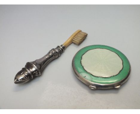 A HALLMARKED SILVER GUILLOCHE ENAMEL LADIES POWDER COMPACT - BIRMINGHAM 1945, Dia. 6.8 cm (S/D), together with a Georgian emb