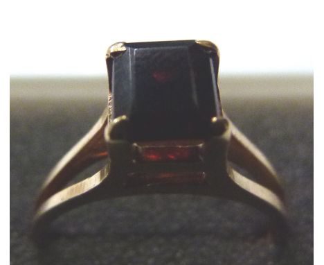 9 ct gold garnet ring, size K. 2.5g