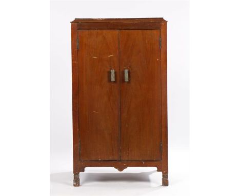 East-Light Star walnut veneered record cabinet, the two doors opening to reveal interior shaped dividers, on square reeded le