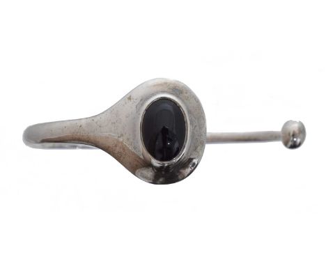 A silver onyx bangle by Georg Jensen, no. 269L. Designed by Vivianna Torun Bülow-Hübe for Georg Jensen, the torque bangle set