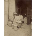 Atget, Eugène: Marchande de café au lait, rue Mouffetard, 5ème arrondis...
