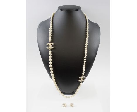 CHANEL CC PEARL NECKLACE AND MATCHING EARRINGS with graduating faux pearls, signed Chanel 14A, made in Italy. L. 116.5cm, for