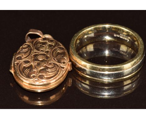 A 9ct gold bi-coloured wedding band / ring and a 9ct gold locket with embossed floral decoration, 6.6g, size L, 2.2cm