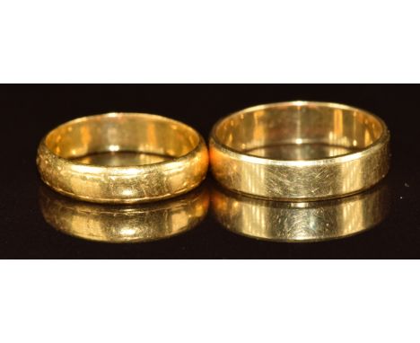 A 22ct gold wedding band / ring (3.5g, size J) and an 18ct gold wedding band / ring (3.4g, size O)