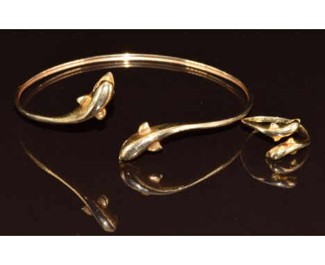 A 14k gold bangle and ring, both in the form of a dolphin, 10.2g, size M